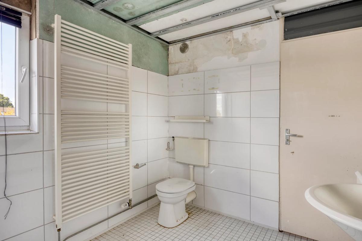 Tweede badkamer in oude staat