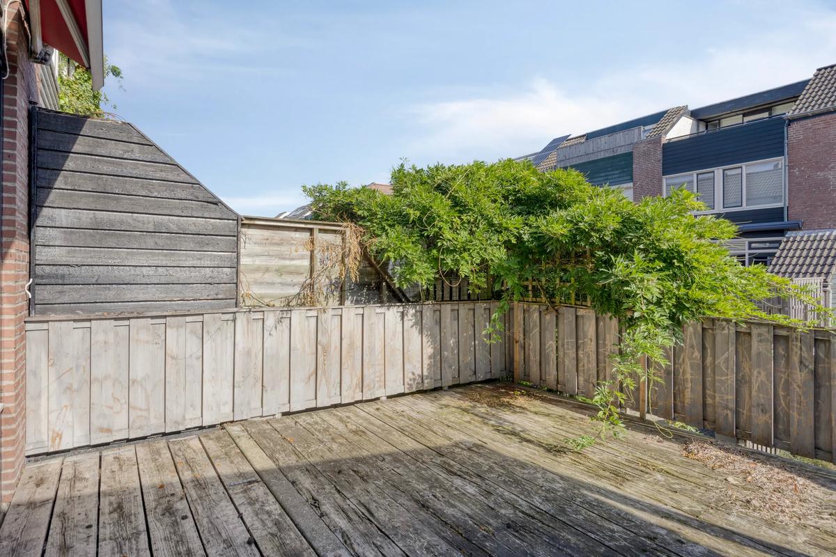 Achtertuin en terras voor renovatie