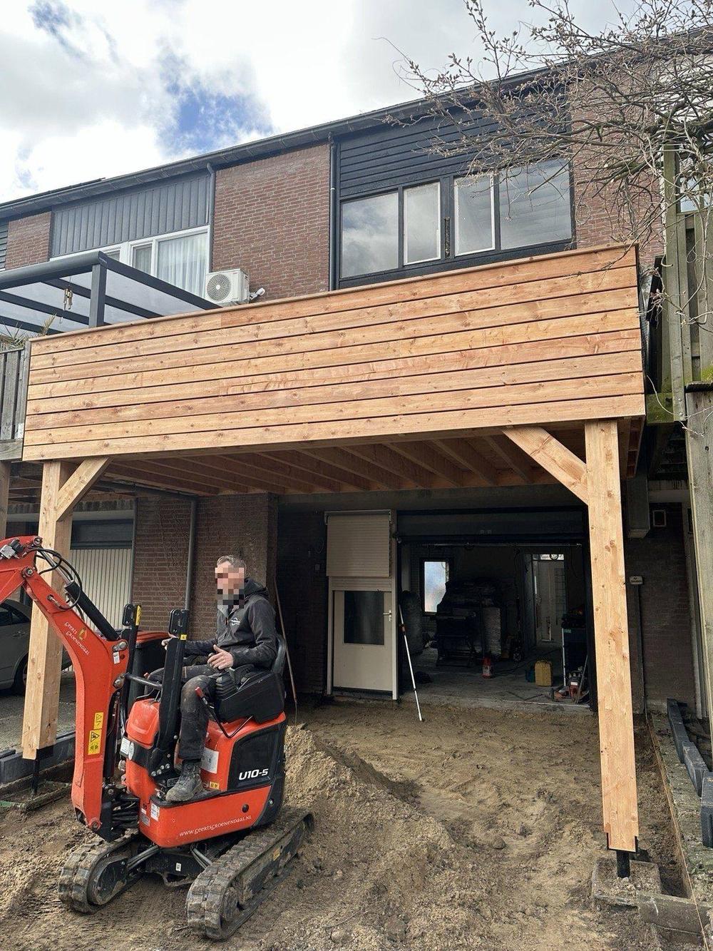 Uitbouw constructie met graafmachine